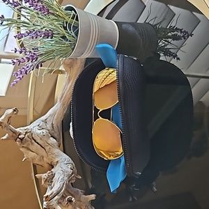 Oakely Costa sunglasses. Comes with case Aviator